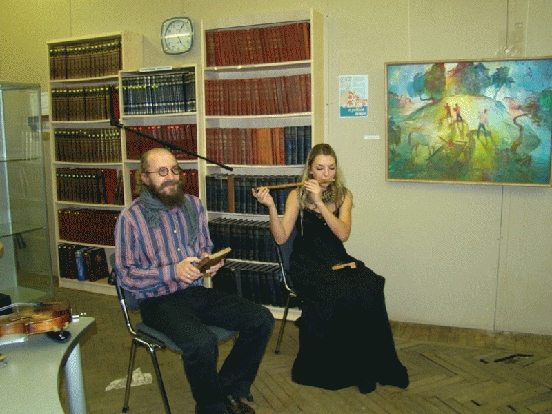 Национальная библиотека. Александр  Леонов и Ольга Гайдамак. Презентация  книги «Дом над Онего», 2012  год.